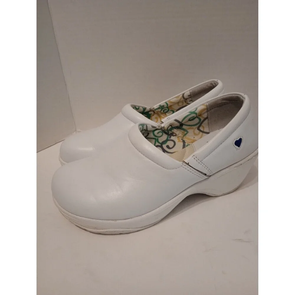 Nursemates Ladies Dove white Clogs Size 8W Wide